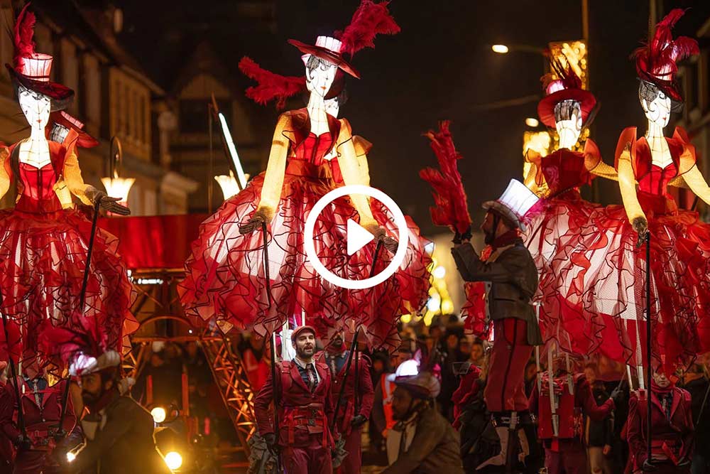Parade mit Großfiguren von Les Lionnes concept | choreography | realisation, Susanne Morgenroth realisiert