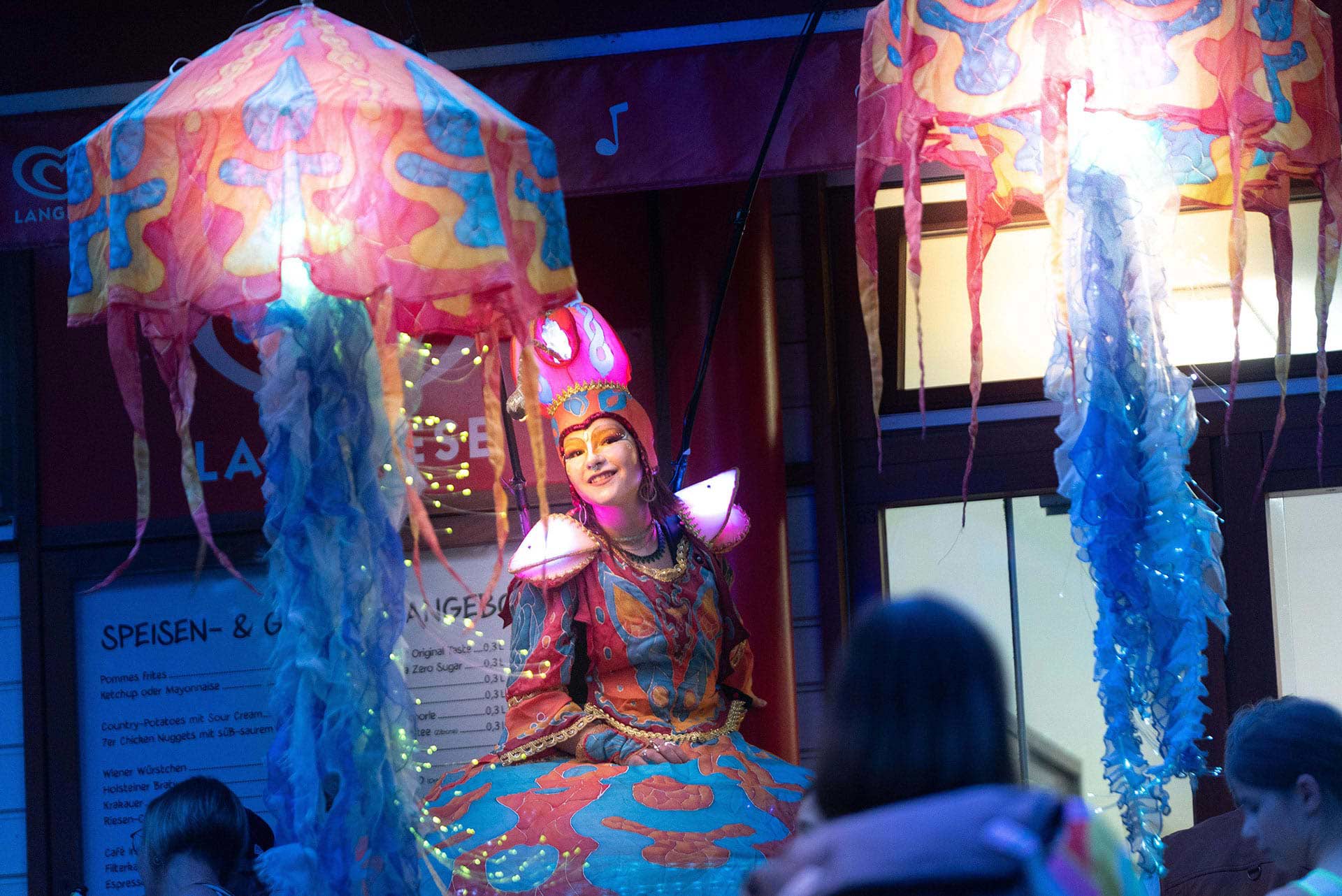 Walk Acts mit LED-Leuchtkostümen on Les Lionnes Susanne Morgenroth