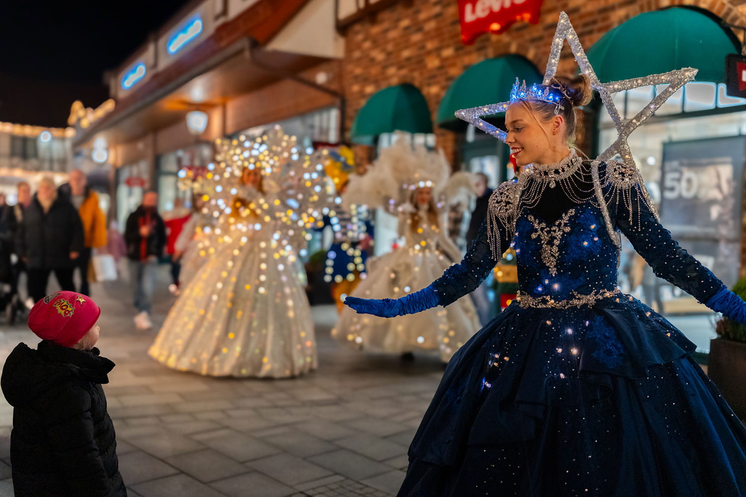 Les Lionnes plant und setzt weihnachtliche Lichterparaden im McArthurGlen Designer Outlet Neumünster um Les Lionnes plant und setzt weihnachtliche Lichterparaden im McArthurGlen Designer Outlet Neumünster um