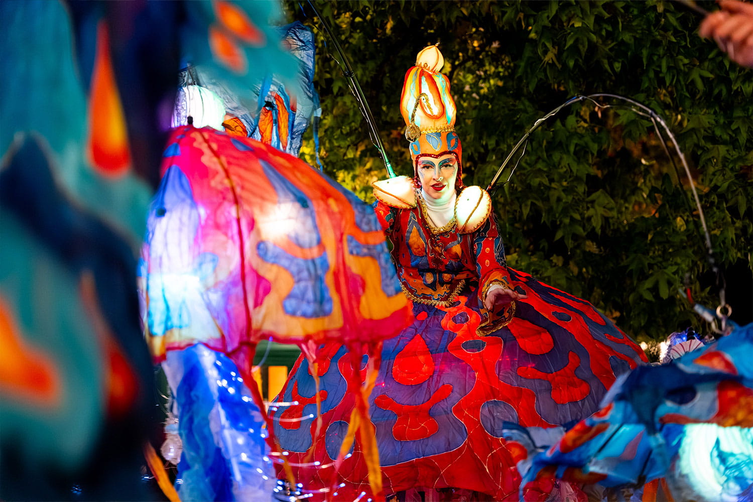 Leuchtende Walkacts während Lichterparade im McArthurGlen Designer Outlet Neumünster