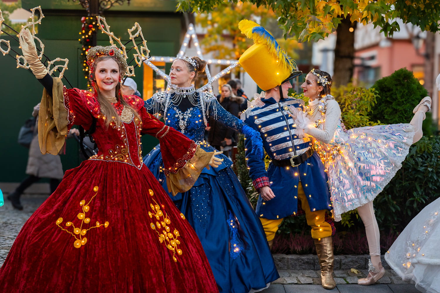 Weihnachtliche Walkacts während Lichterparade im McArthurGlen Designer Outlet Neumünster