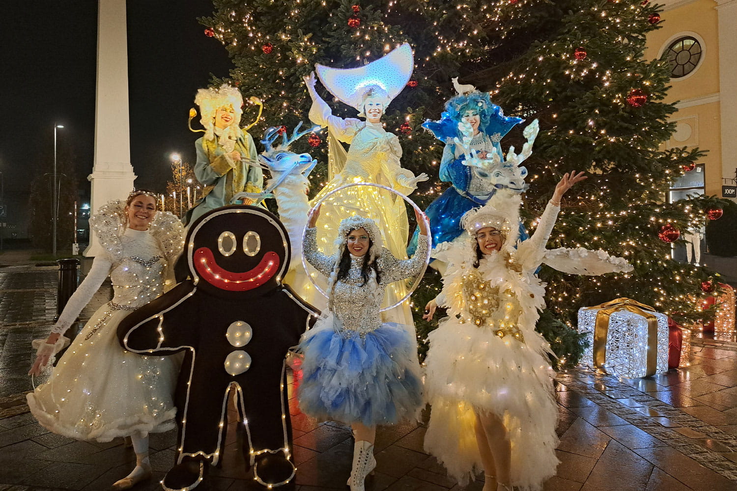 Walkacts während Lichterparade im McArthurGlen Designer Outlet Neumünster
