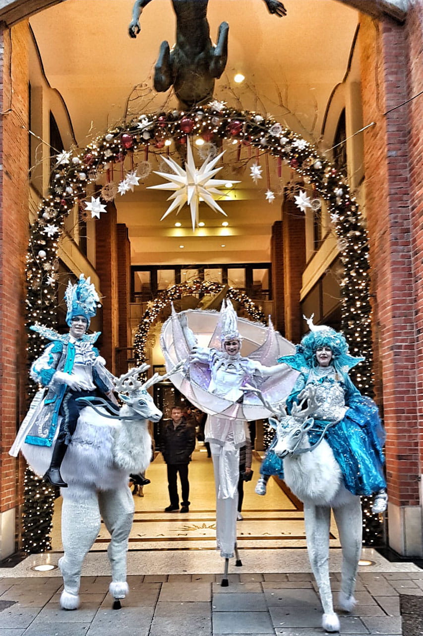 Weihnachtliche Walk Acts für Einkaufszentrum von Les Lionnes konzipiert und umgesetzt